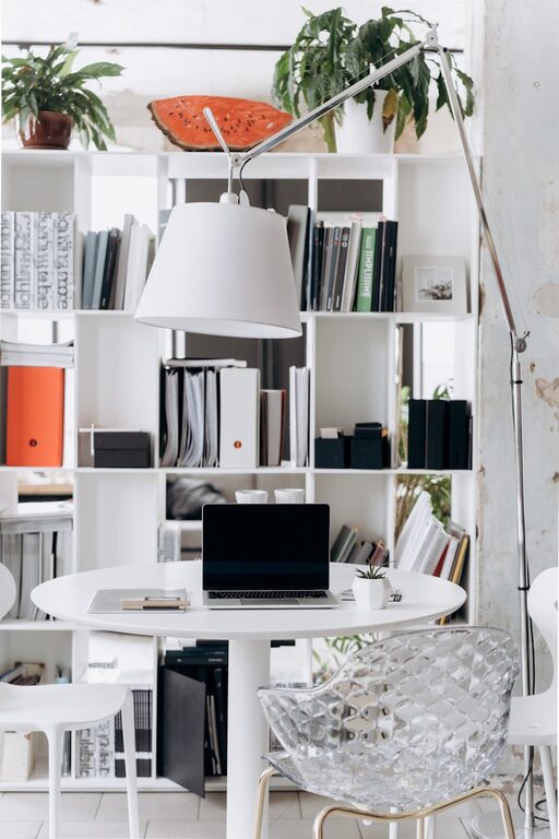 Idei simple pentru organizarea spațiului de lucru acasă