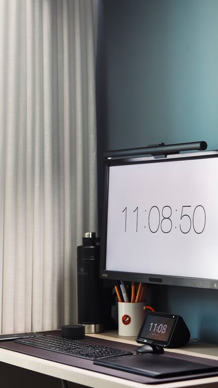 Idei simple pentru a-ți organiza mai bine spațiul de lucru acasă